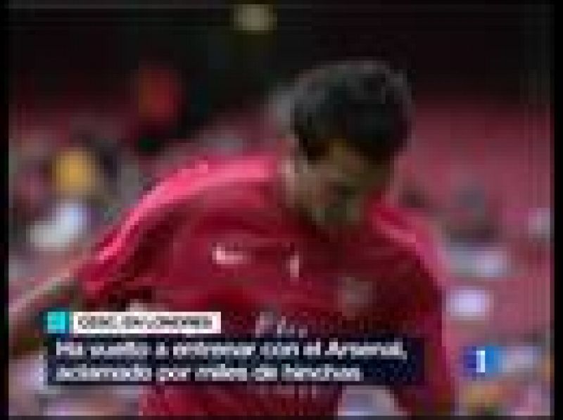 El jugador español Cesc Fábregas, pretendido por el Barcelona, se ha incorporado a los entrenamientos del Arsenal.