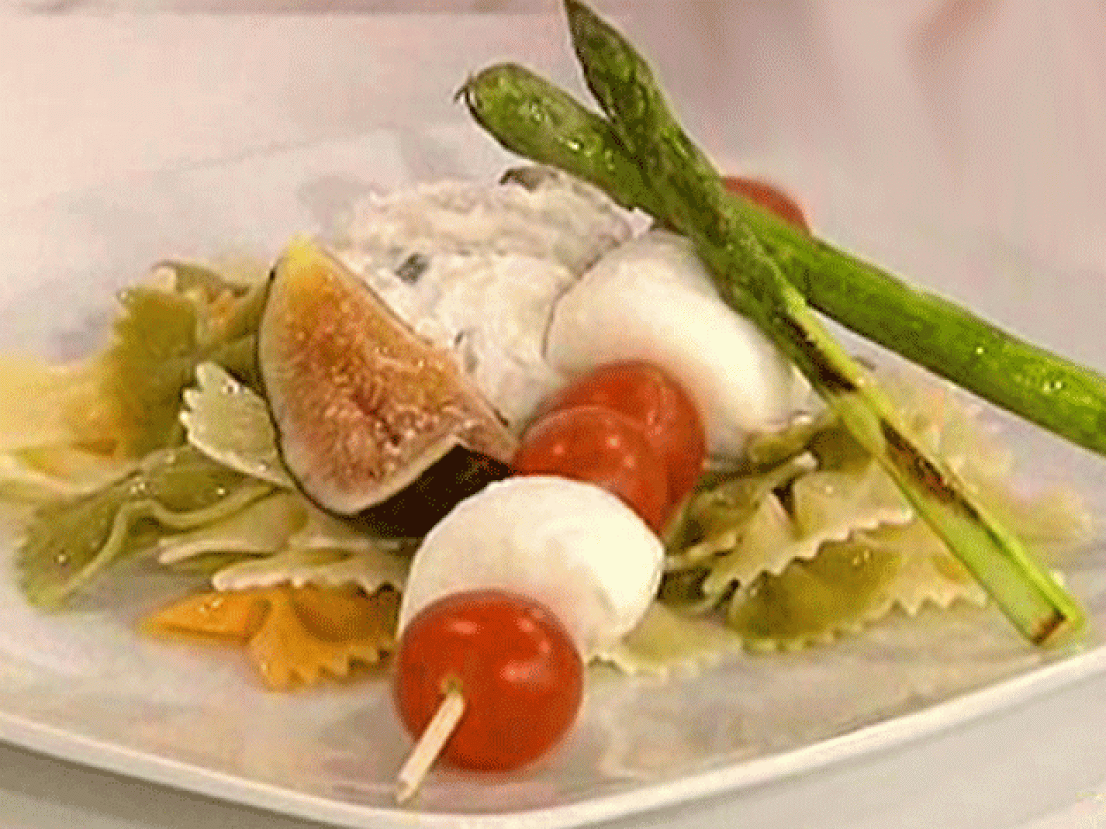 Saber cocinar - Ensalada de lacitos, verduras y frutos secos - RTVE Cocina | Ver