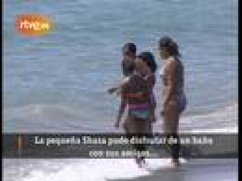 Las Obama se dan un chapuzón en una playa de Estepona (Málaga)