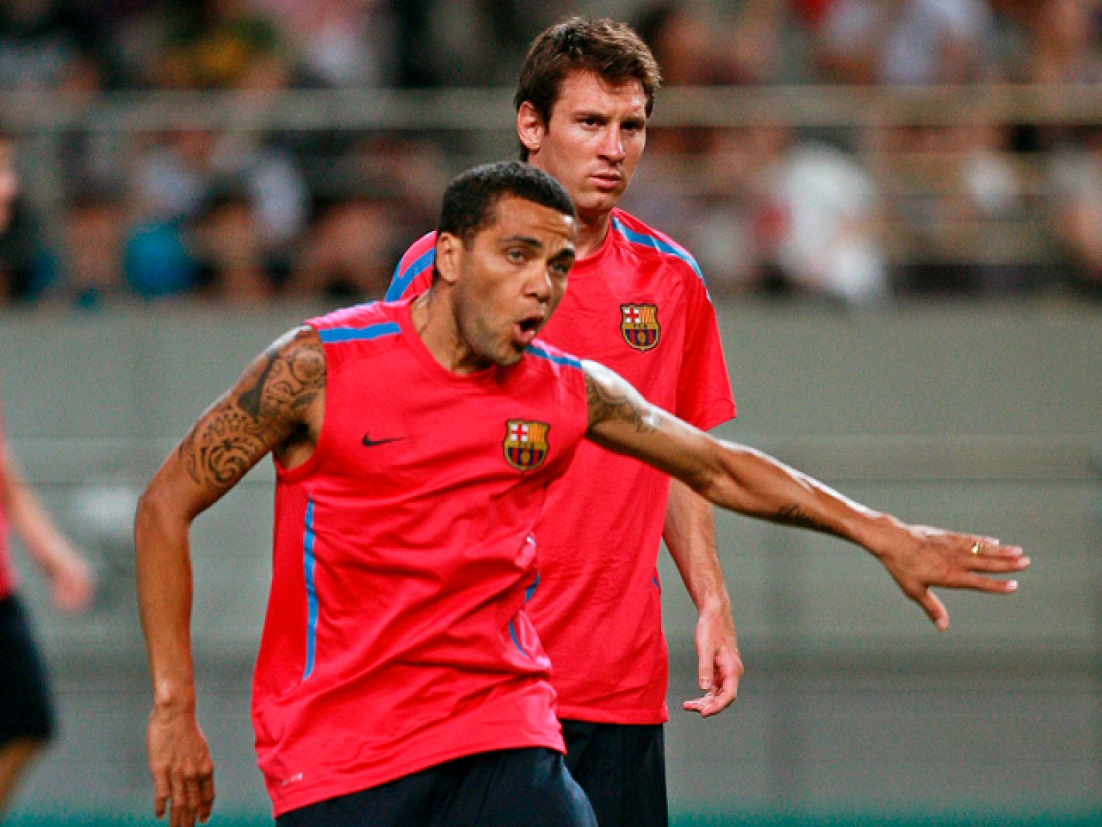 El lateral del FC Barcelona Dani Alves ha afirmado este viernes en un acto promocional en Pekín que la convocatoria de sus siete compañeros españoles para disputar un amistoso de España contra México el próximo 11 de agosto es "injusta" porque "están de vacaciones y no están aptos para jugar al fútbol".El club catalán llegó ayer a Pekín, donde estará cuatro días y el domingo disputará en el Estadio Olímpico de la capital china un partido amistoso contra el campeón local, el Beijing Guoan.