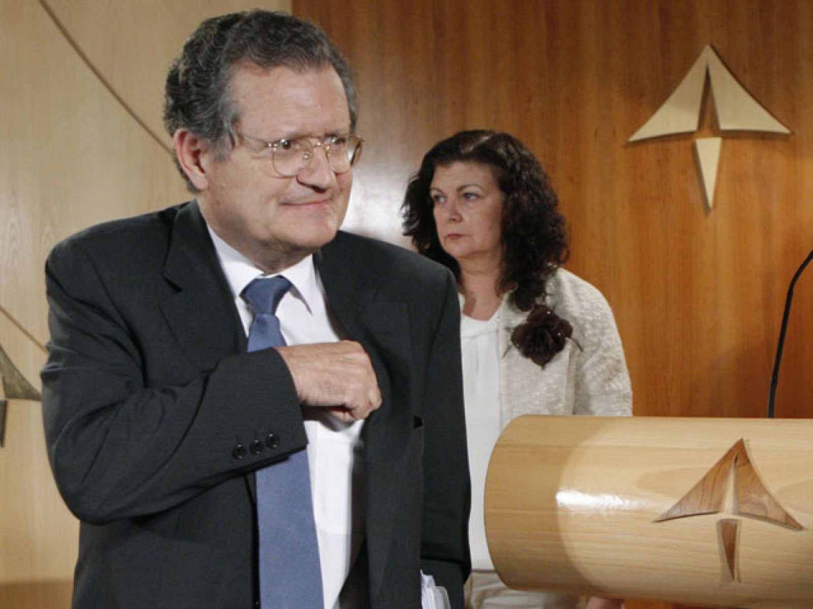 AENA negocia con los controladores para intentar llegar a un acuerdo y evitar la huelga | Ver