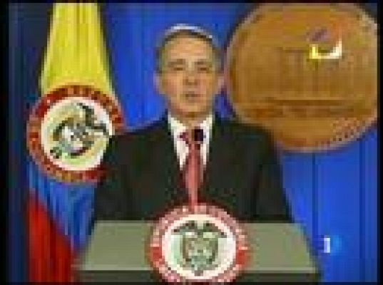 Uribe deja presidencia de Colombia