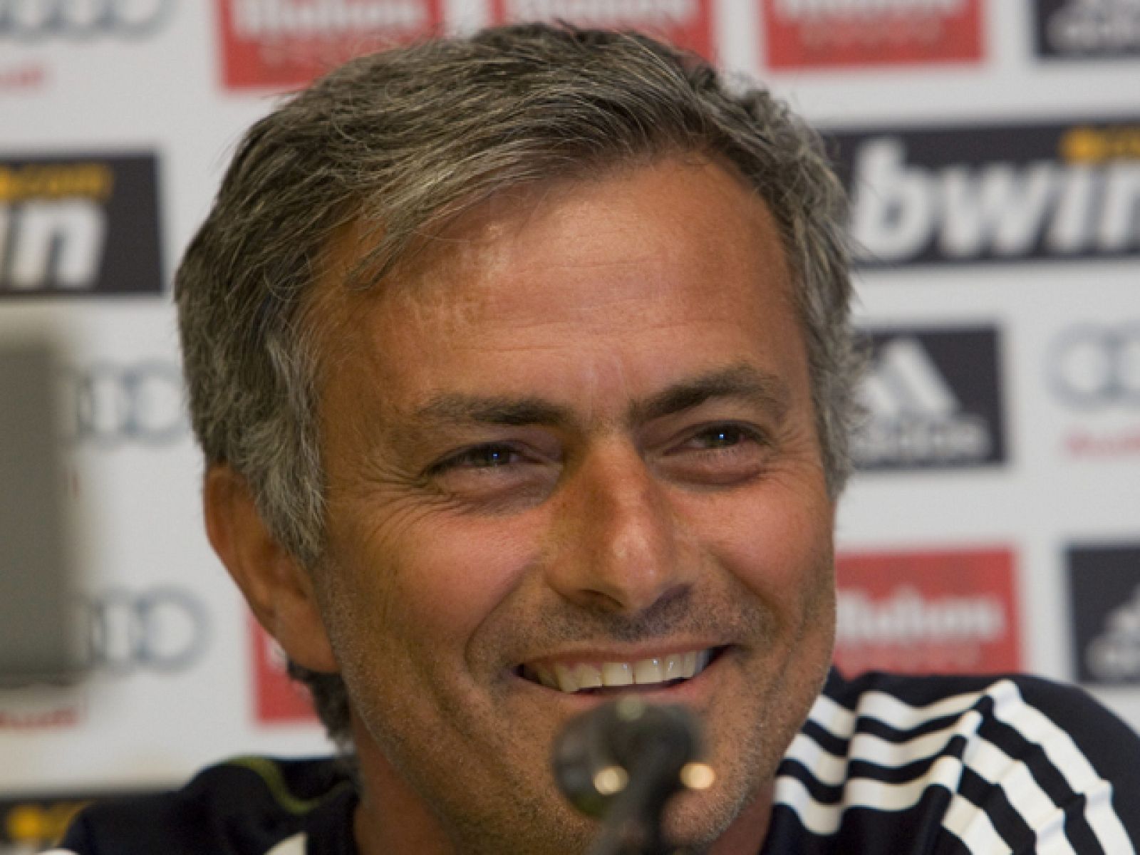 El entrenador del Real madrid ha dicho que no le importaría tener "un regalo" del presidente, en alusión a un nuevo refuerzo para la plantilla que dirige.