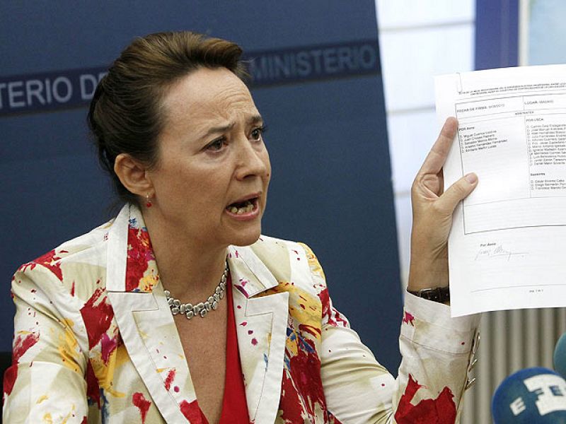 Fomento pide a los controladores que acepten la oferta de AENA o pongan fecha para la huelga.