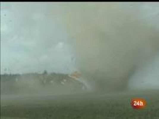 Un tornado destroza una granja
