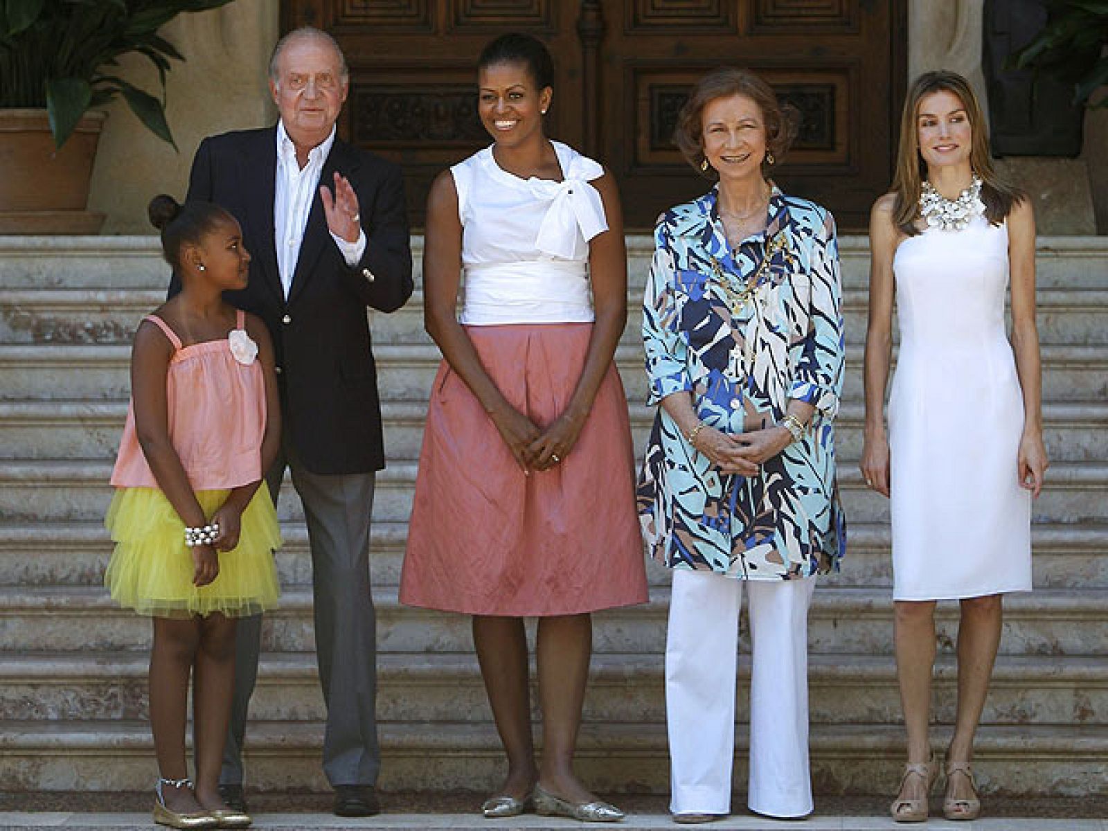 Los Reyes de España han recibido este domingo a la Primera Dama de EE.UU., Michelle Obama, y a su hija Sasha en el Palacio de Marivent,