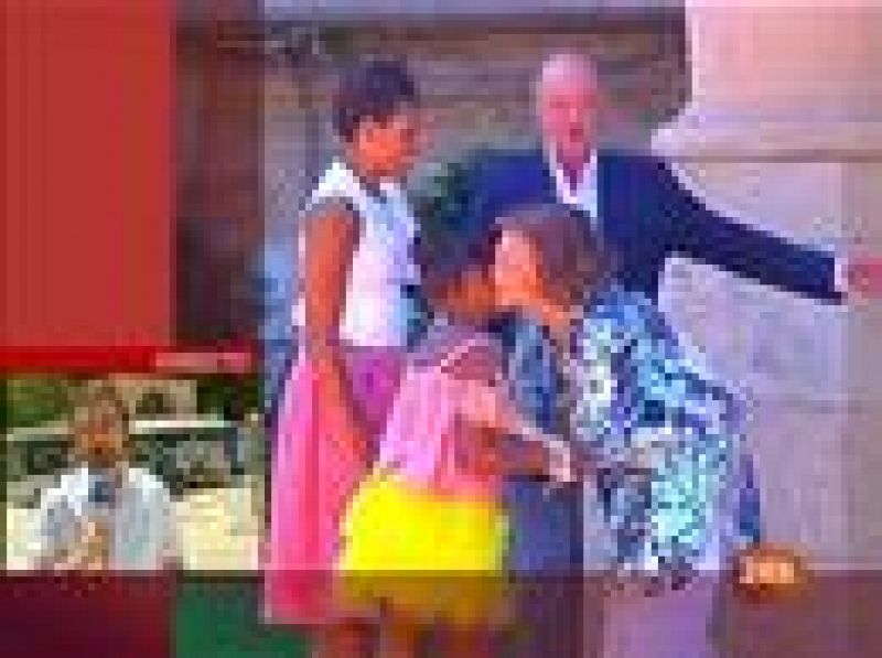 Los Reyes de España han recibido este domingo a la Primera Dama de EE.UU., Michelle Obama, y a su hija Sasha en el Palacio de Marivent,