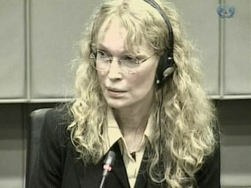 Mia Farrow escuchó a Campbell decir que Charles Taylor le había regalado un "diamante enorme"