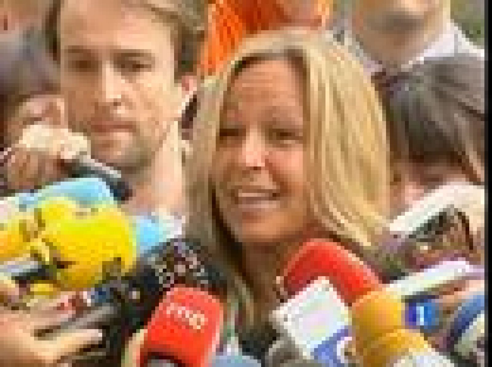 Estaba en todas las quinielas y se ha confirmado. Trinidad Jiménez, actual ministra de Sanidad, competirá con Tomás Gómez para ser la candidata socialista a la presidencia de la Comunidad de Madrid. Dice que es una decisión personal que ha tomado después de oír a dirigentes y militantes de su partido, pero ha aclarado que no se lo ha pedido el presidente Zapatero. (09/08/10)