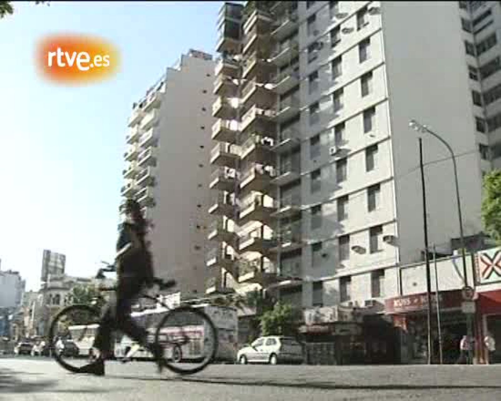 Reportaje realizado por Informe Semanal en 2006 treinta años después del golpe militar que instauró  una feróz dictadura militar, donde las heridas continúan abiertas