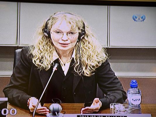  - Mia Farrow contradice a Campbell