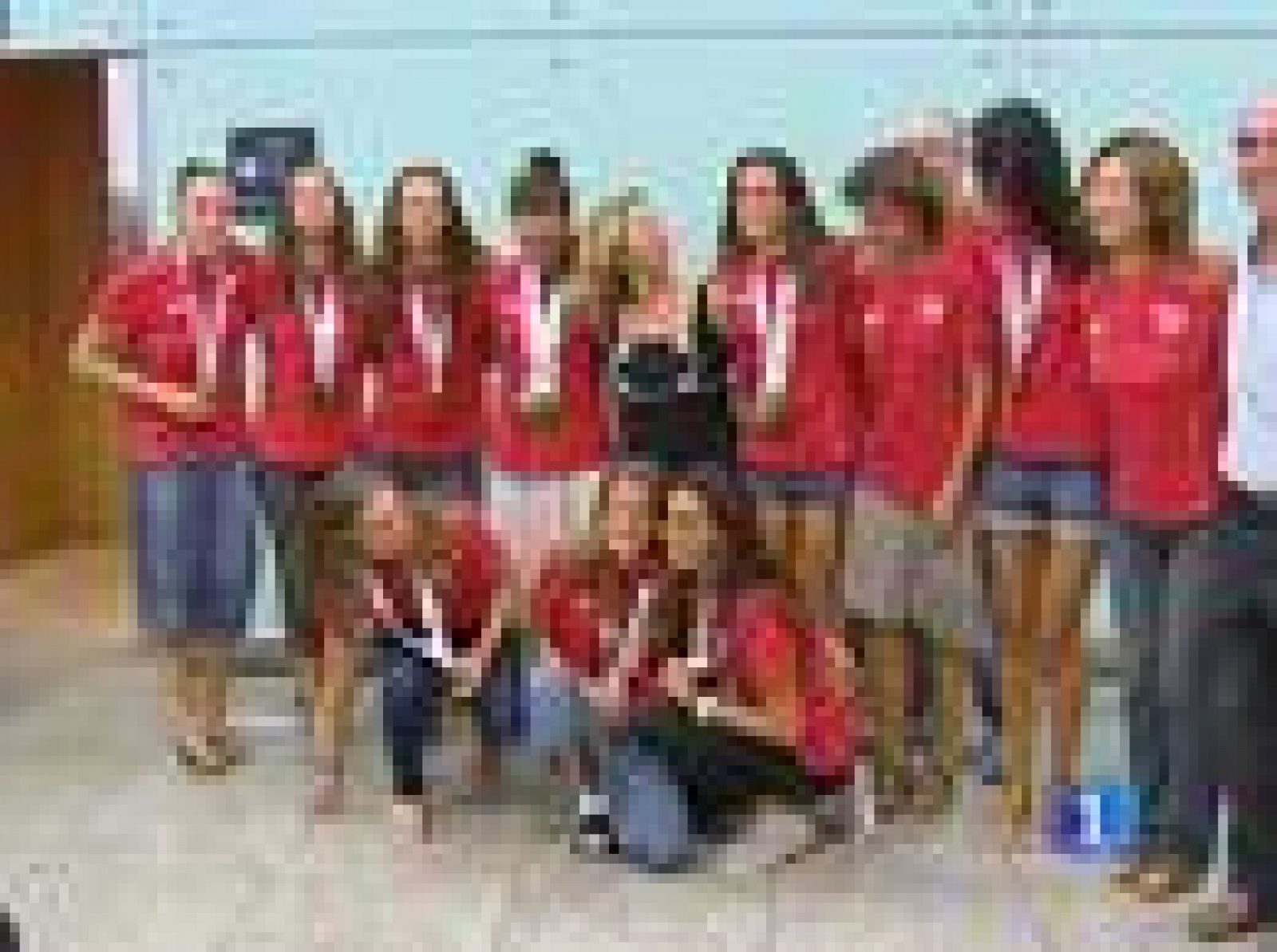 El equipo español de natación sincronizada ha vuelto a España cargado de medalllas y satisfechas con su actuación en el Europeo de Budapest.