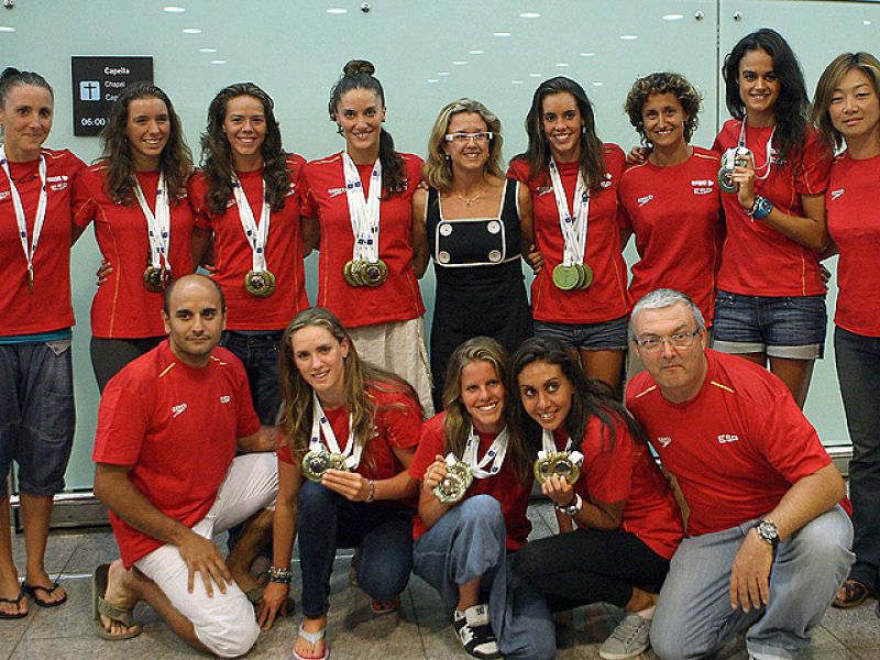 El equipo español de natación sincronizada ha vuelto a España cargado de medalllas y satisfechas con su actuación en el Europeo de Budapest.