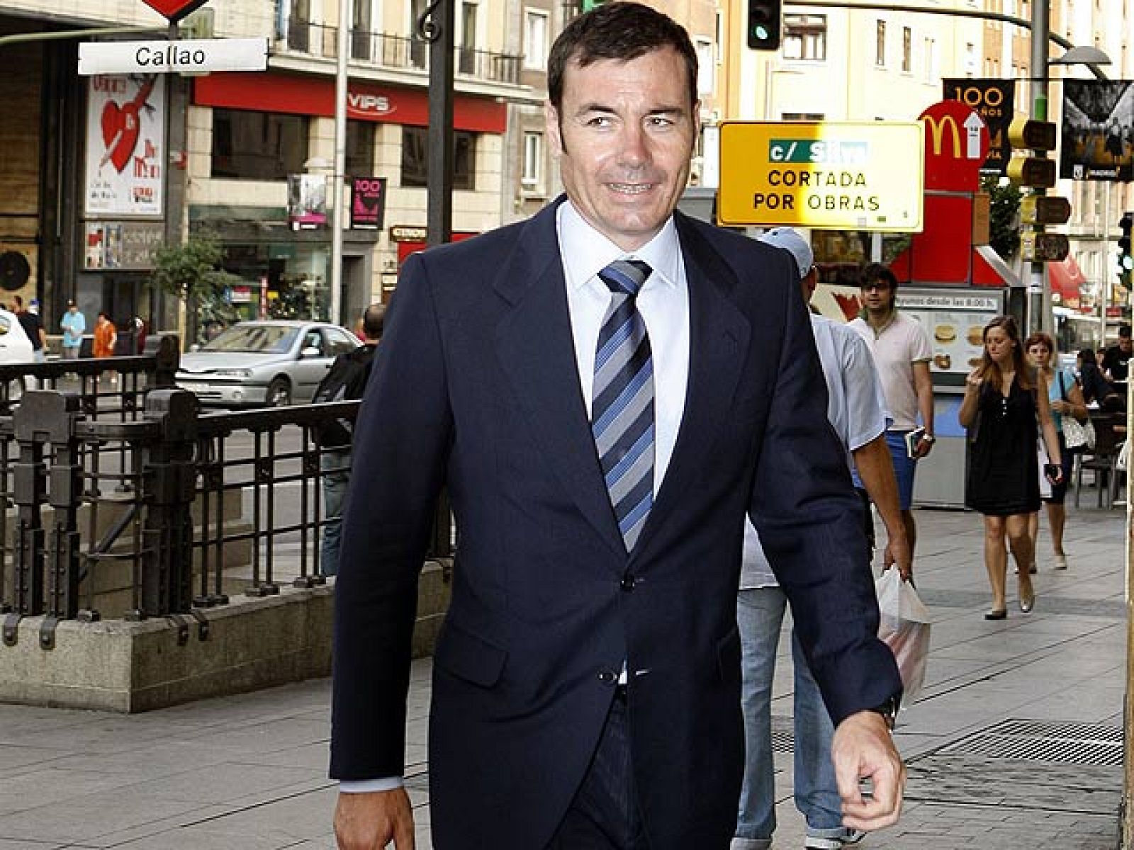 El secretario general del partido Socialista de Madrid (PSM), Tomás Gómez, ha roto su silencio tras su reunión con José Luis Rodríguez Zapatero. Justifica por motivos "éticos" su decisión de seguir aspirando a encabezar la lista para las autonómicas de Madrid frente al deseo de la dirección nacional partido, que apoya a Trinidad Jiménez, que se ha postulado este lunes.