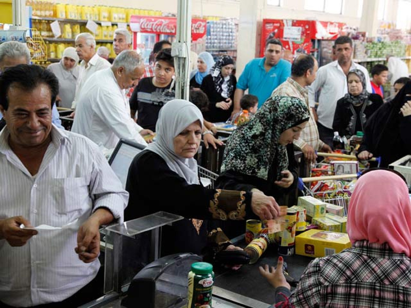 Musulmanes de todo el mundo se preparan para celebrar el Ramadán, aunque en Pakistán no hay alimentos para almacenar para los días de ayuno. 