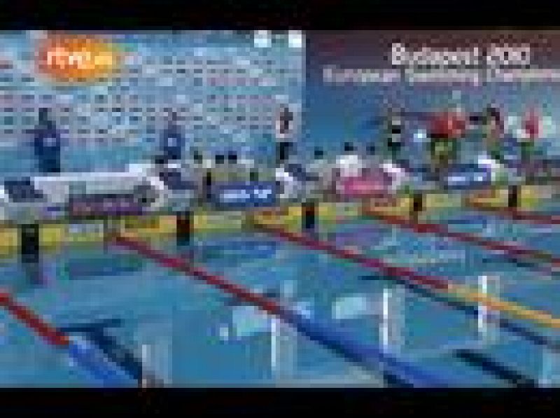 La nadadora española Duane Da Rocha muestra su medalla de bronce durante la ceremonia de premiación de la final femenina de los 200 metros espalda en los Campeonatos Europeos de Natación 2010.