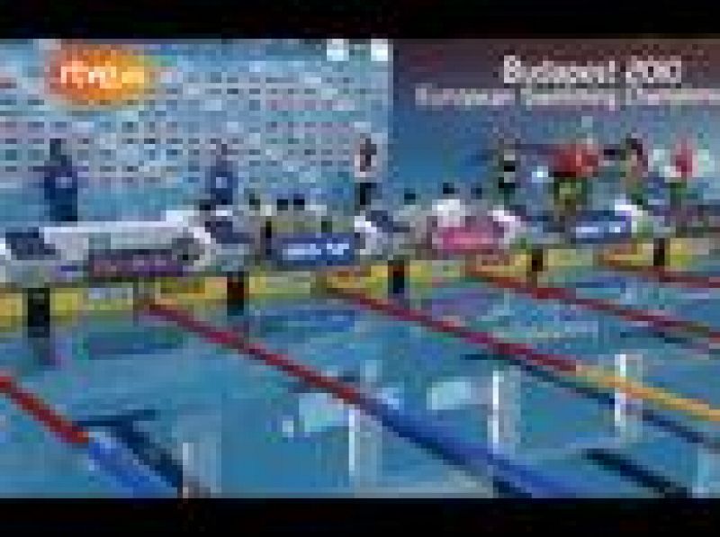 La nadadora española Duane Da Rocha muestra su medalla de bronce durante la ceremonia de premiación de la final femenina de los 200 metros espalda en los Campeonatos Europeos de Natación 2010.