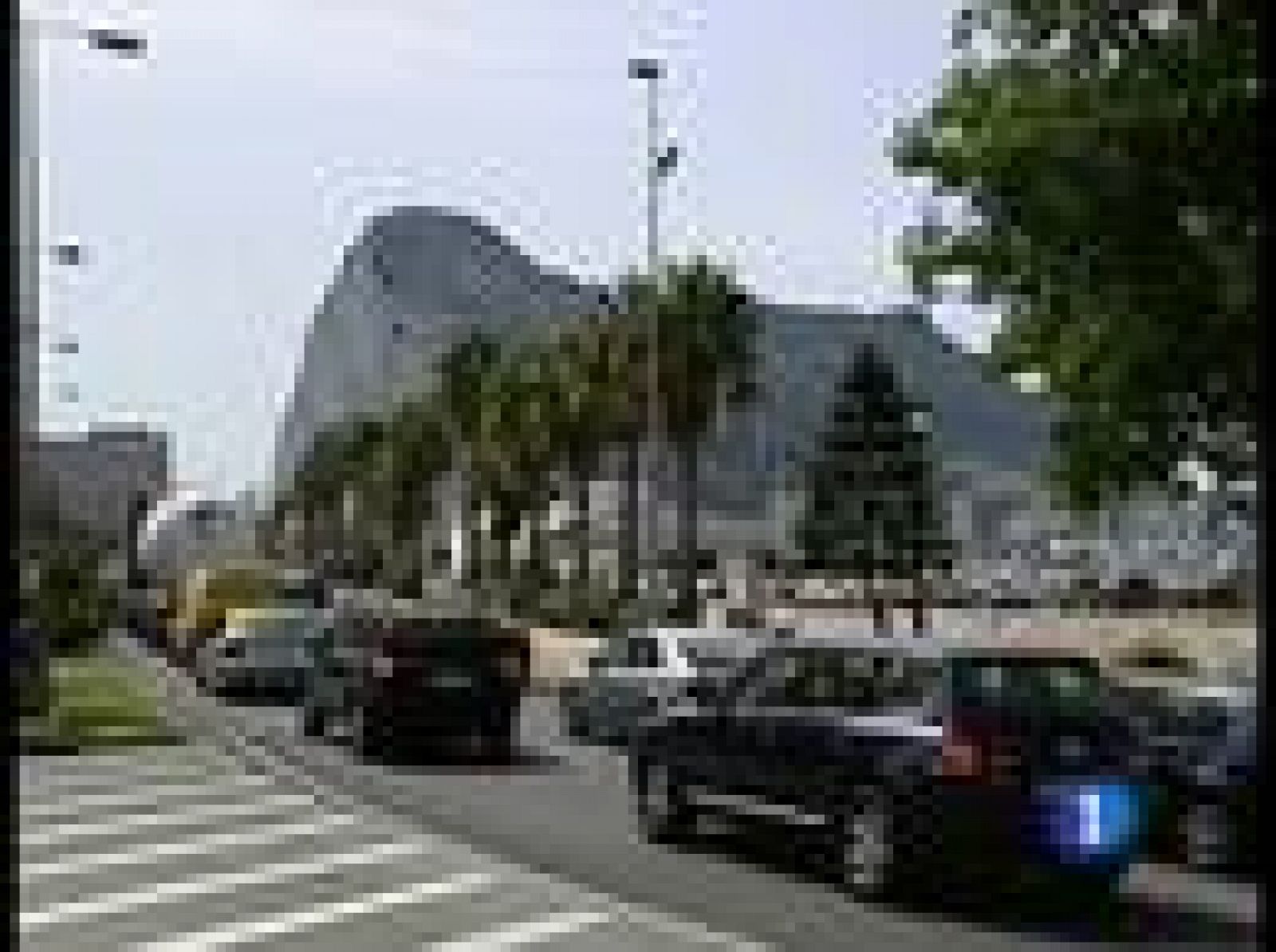 Cinco euros por cruzar en coche La Línea de la Concepción para visitar Gibraltar | Ver