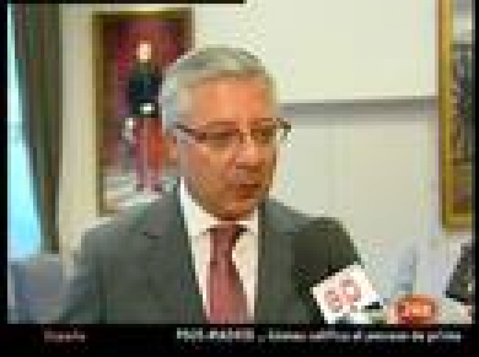 Blanco valora la retirada de la amenaza de huelga de los controladores | Ver