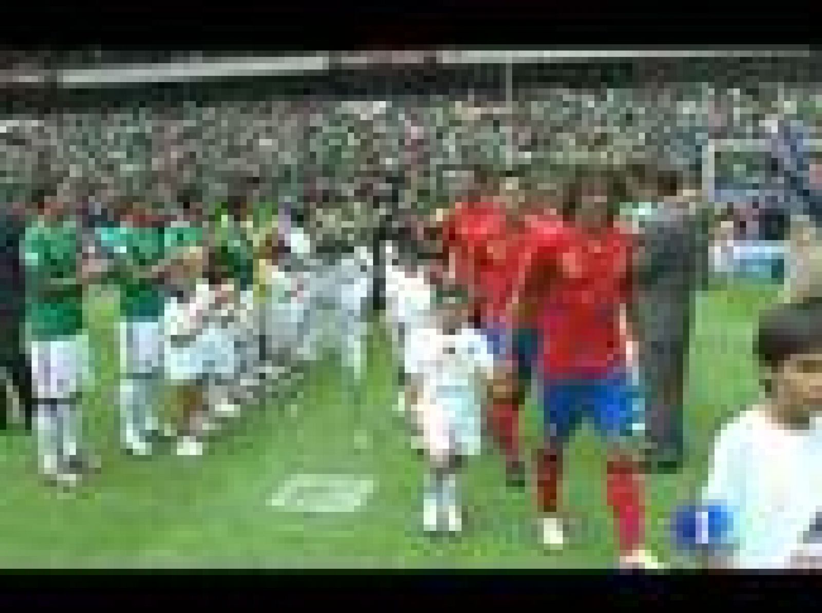 La selección de México brindó en el Azteca el pasillo a los campeones del Mundo, a la selección española de fútbol.