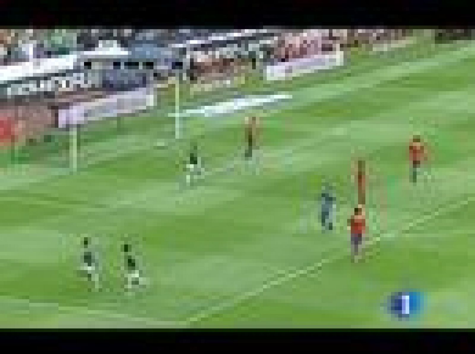El flamante nuevo delantero del Manchester United, 'Chicharrito' Hernández, se aprovecha de un despiste de la defensa española para plantarse sólo ante Casillas y batirle con un disparo raso al palo corto.