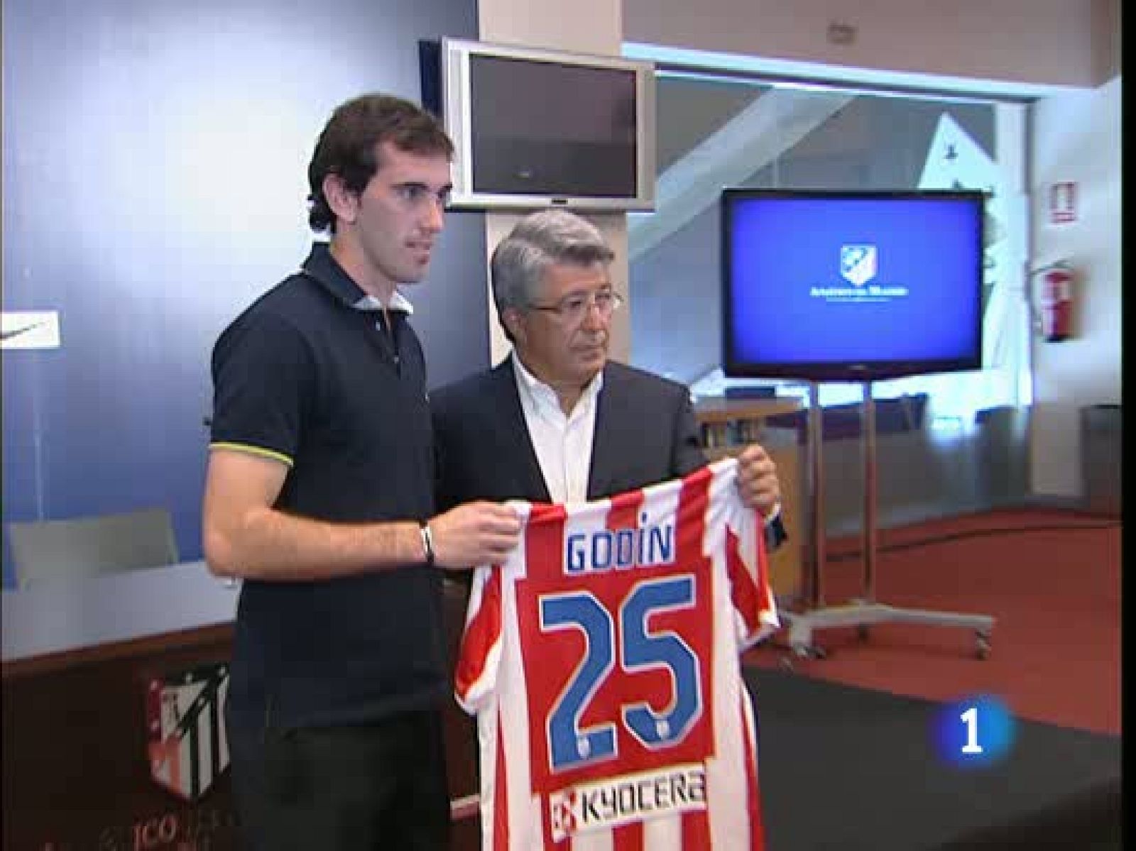 El Atlético de Madrid ha presentado al uruguayo Diego Godín.