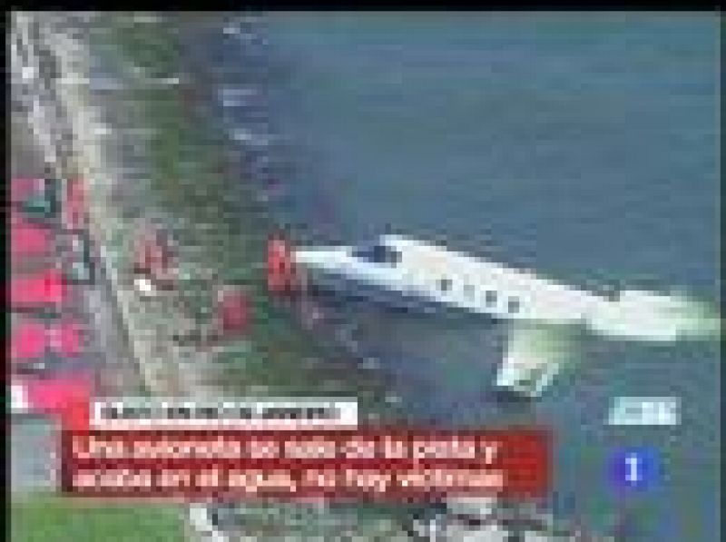 Una avioneta se ha precipitado al mar tras salirse de la pista central del aeropuerto de Santos Dumont, en Río de Janeriro, a causa de un reventón en uno de los neumáticos.