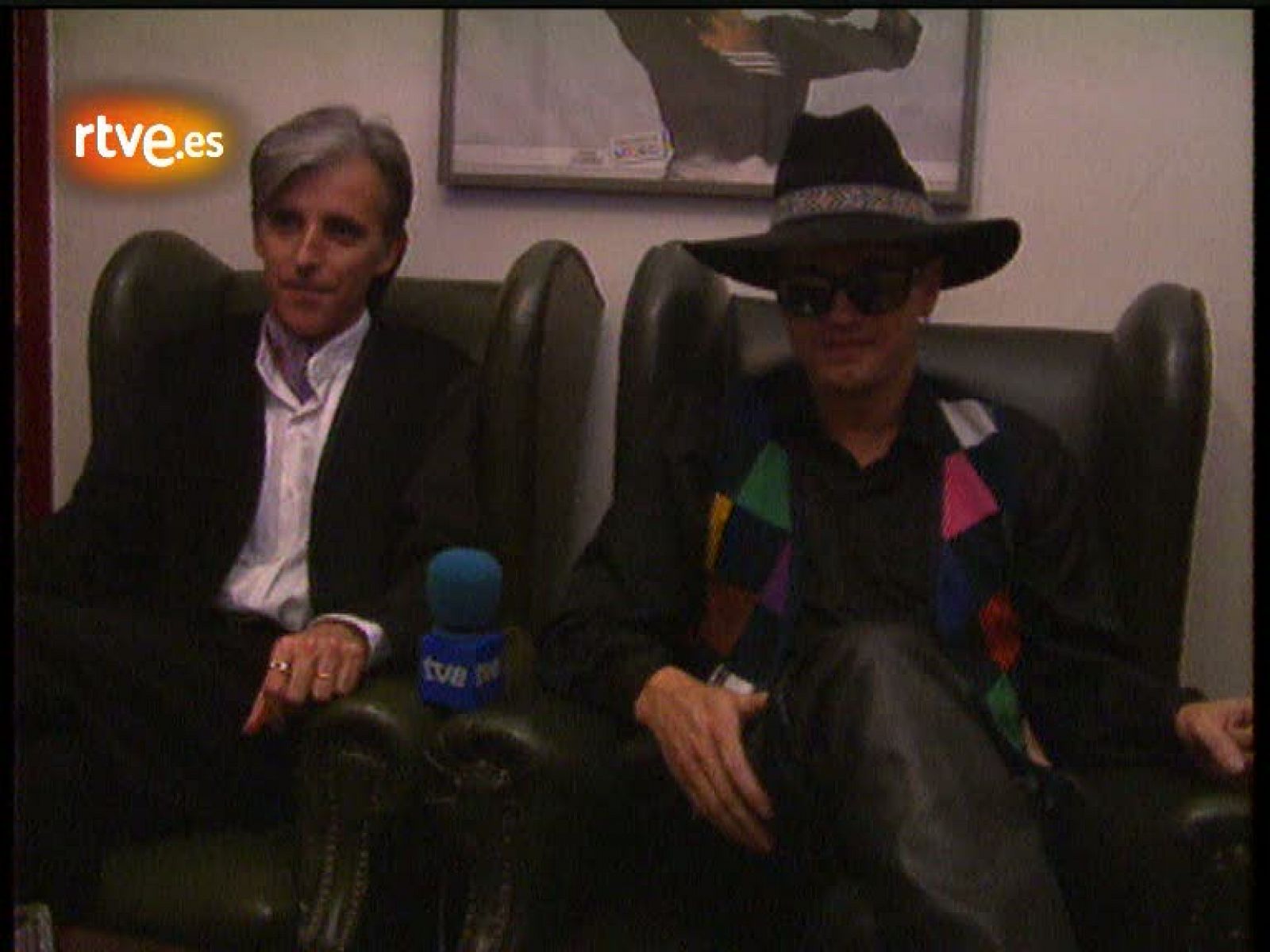 Kiko Veneno y Santiago Auserón declaran a Televisión Española que "estamos potentes" en 1994. Mientras uno cantaba, el otro hacía coros, y así alternativamente. Hicieron una gira por varias ciudades españolas.