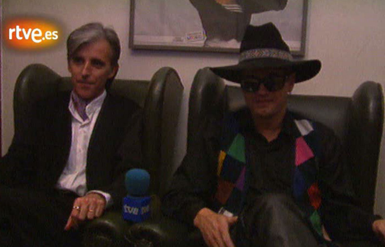  Kiko Veneno y Santiago Auserón declaran a Televisión Española que "estamos potentes" en 1994. Mientras uno cantaba, el otro hacía coros, y así alternativamente. Hicieron una gira por varias ciudades españolas.