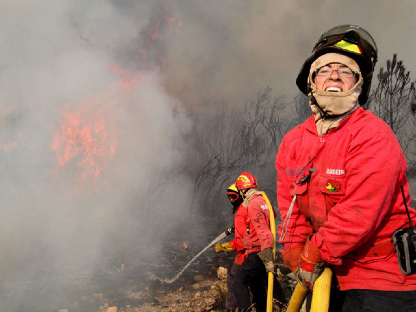 En uno de los incendios declarados en el Parque Nacional de Peneda-Gerés el fuego ha obligado a evacuar aldeas y a cortar carreteras. 