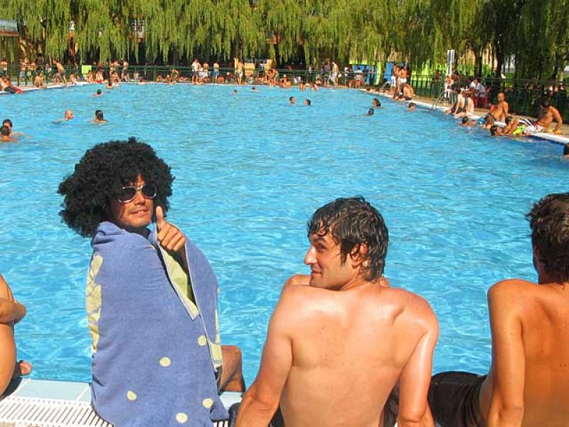  RTVE.es se coló en la piscina municipal de Aranda de Duero para ver cómo pasaban la tarde los festivaleros horas antes de que empiece el último día de conciertos. REDACCIÓN: OLIVIA FREIJO / IMAGEN: RODRIGO SIMÓN.