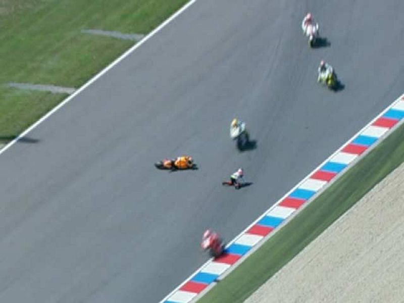 Dovizioso ha estado a punto de ser arrollado por las motos de otros pilotos después de caerse en el circuito de Brno. 