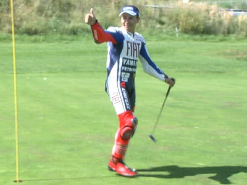 Jorge Lorenzo ha imitado a los jugadores de golf para celebrar su triunfo en Brno, el séptimo de la temporada.