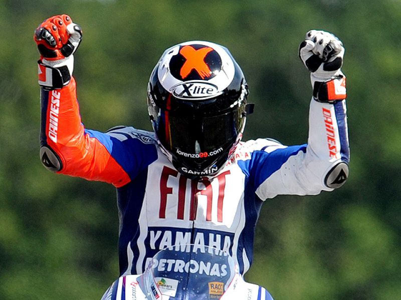 Muchos paralelismos entre el campeón del mundo de 1999, Alex Crivillé, y el que va camino de ser campeón en 2010, Jorge Lorenzo. La primera victoria en la máxima categoria fue conseguida por Crivillé en Assen 1992. Desde entonces, se ha vuelto a escu