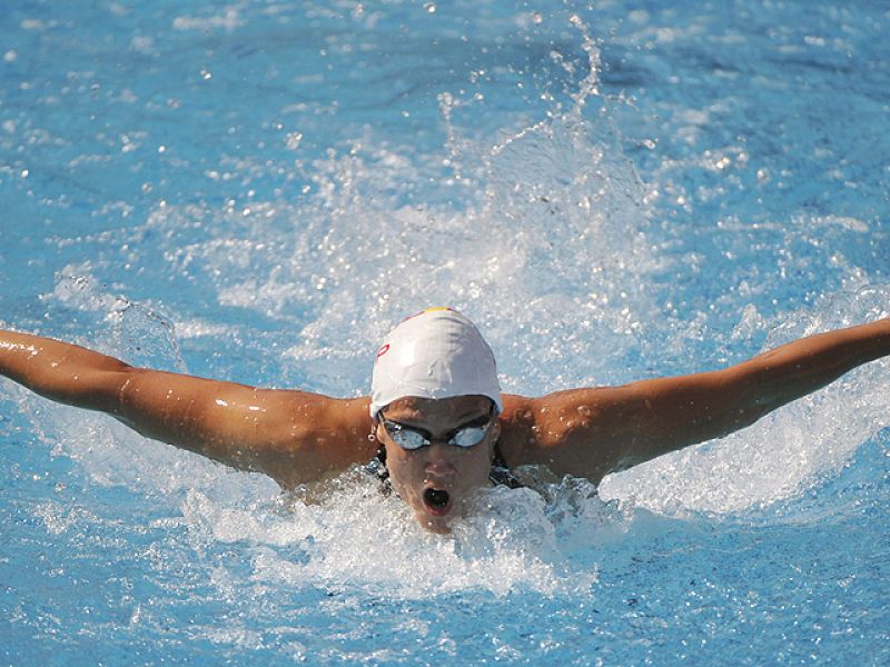 La española Mireia Belmonte finalizó en cuarta posición. La húngara Jakabos se llevóe el oro, parando el crono en 2:06.71. Carlos Vives acabó séptimo en la final de 400 estilos.