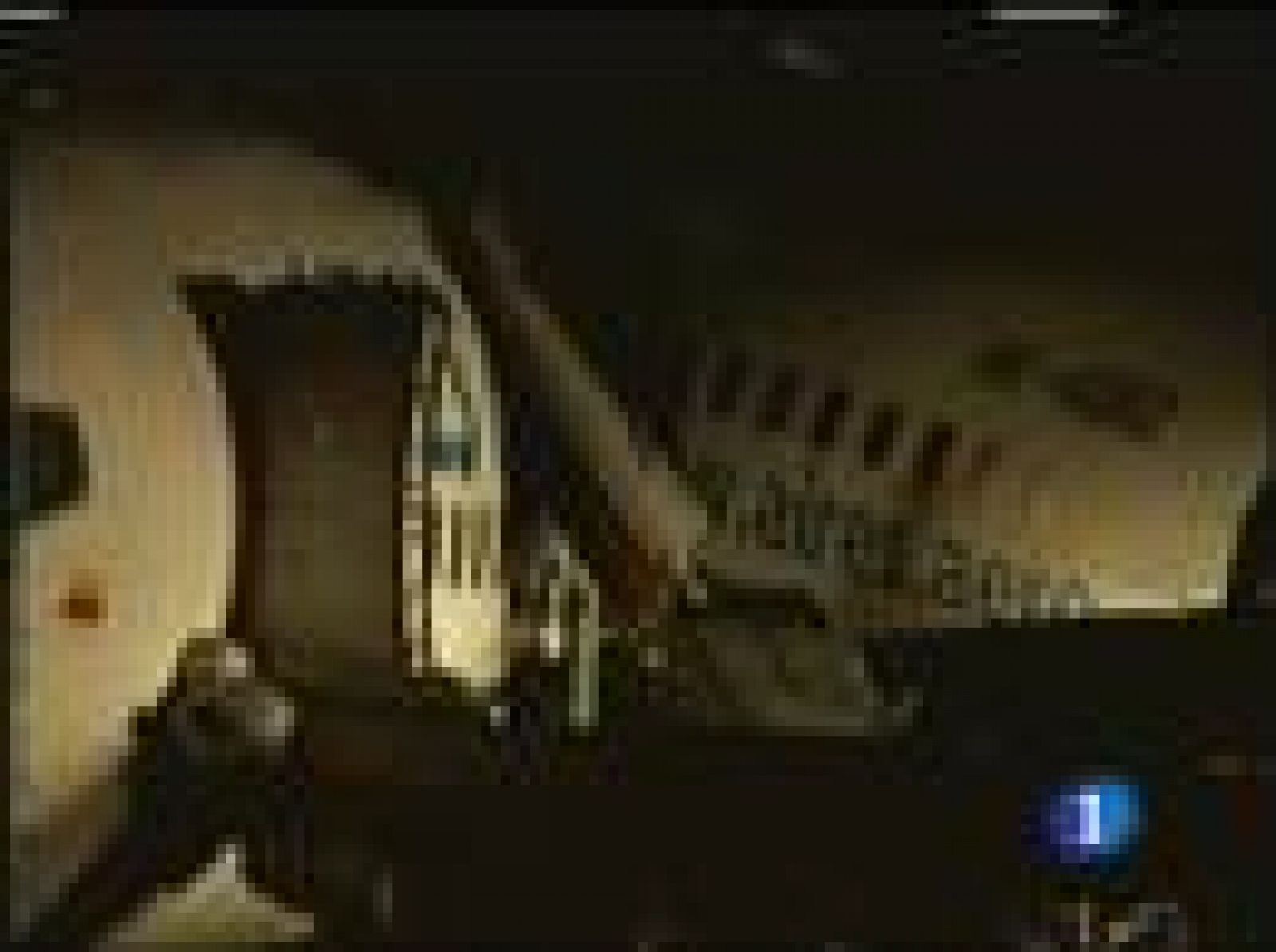 Un rayo impacta en un avión en el momento de aterrizar y lo parte en tres | Ver