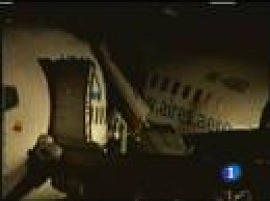  - Un avión alcanzado por un rayo