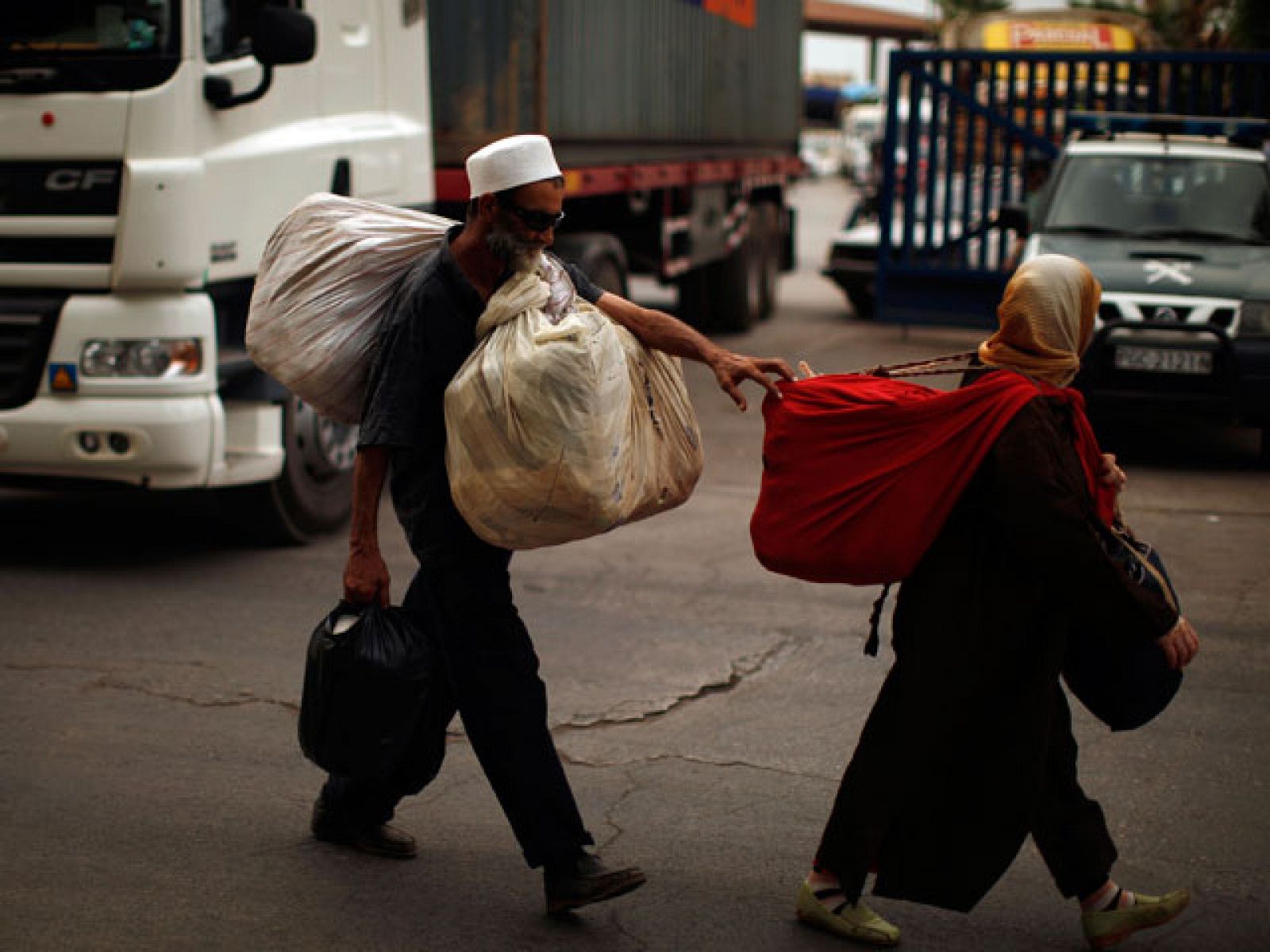 Los activistas marroquíes se concentran frente a la frontera  aunque no bloquean el paso de camiones a Melilla | Ver