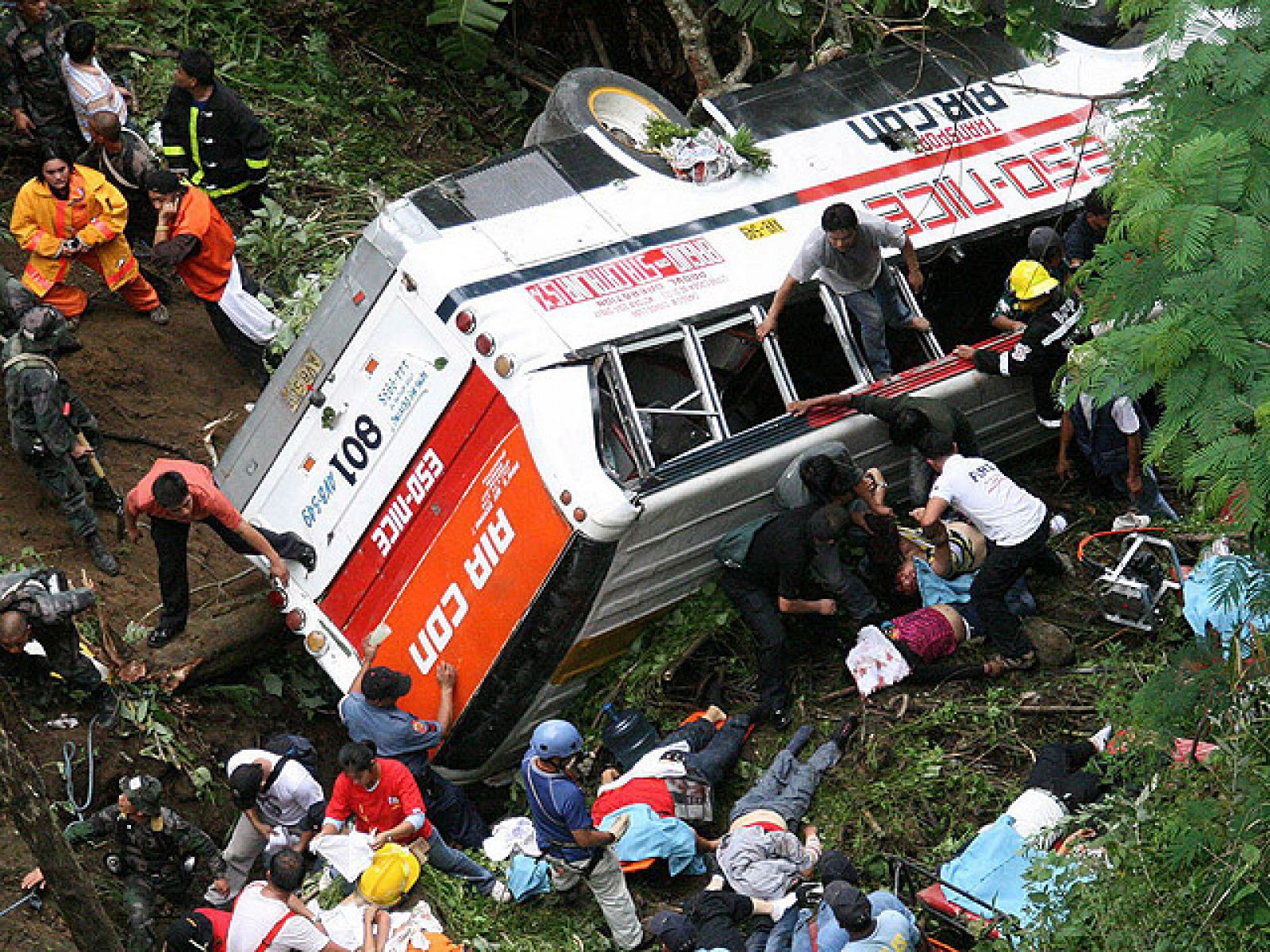 Mueren 40 personas en un accidente de tráfico al norte de Filipinas