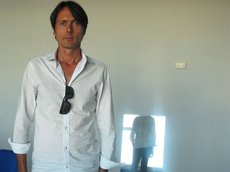  RTVE.es tuvo el placer de charlar unos minutos con Brett Anderson, el ex cantante de 'Suede' que presentó en Sonorama su último trabajo en solitario: 'Slow Attack'. El cantante inglés no nos dejó preguntarle sobre su anterior banda 'Suede'. REDACCIÓ