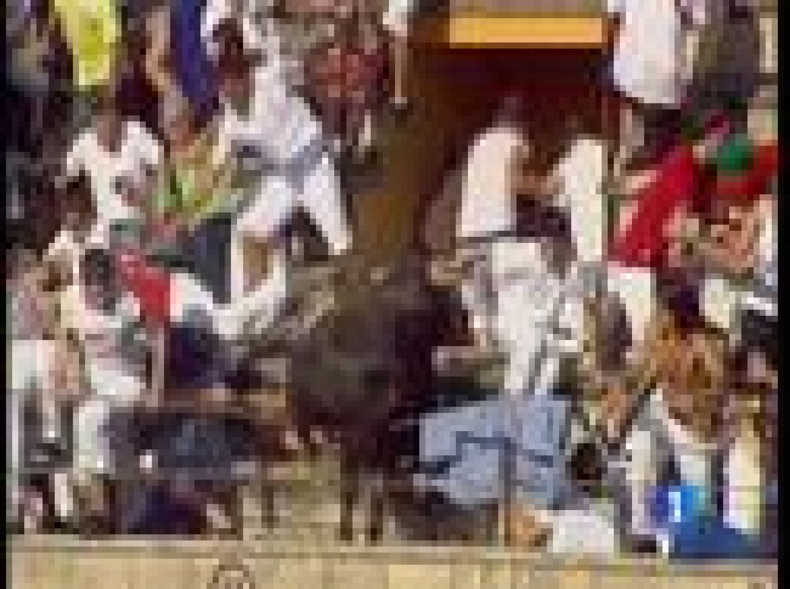Un toro salta al tendido en las fiestas de Tafalla, en Navarra | Ver