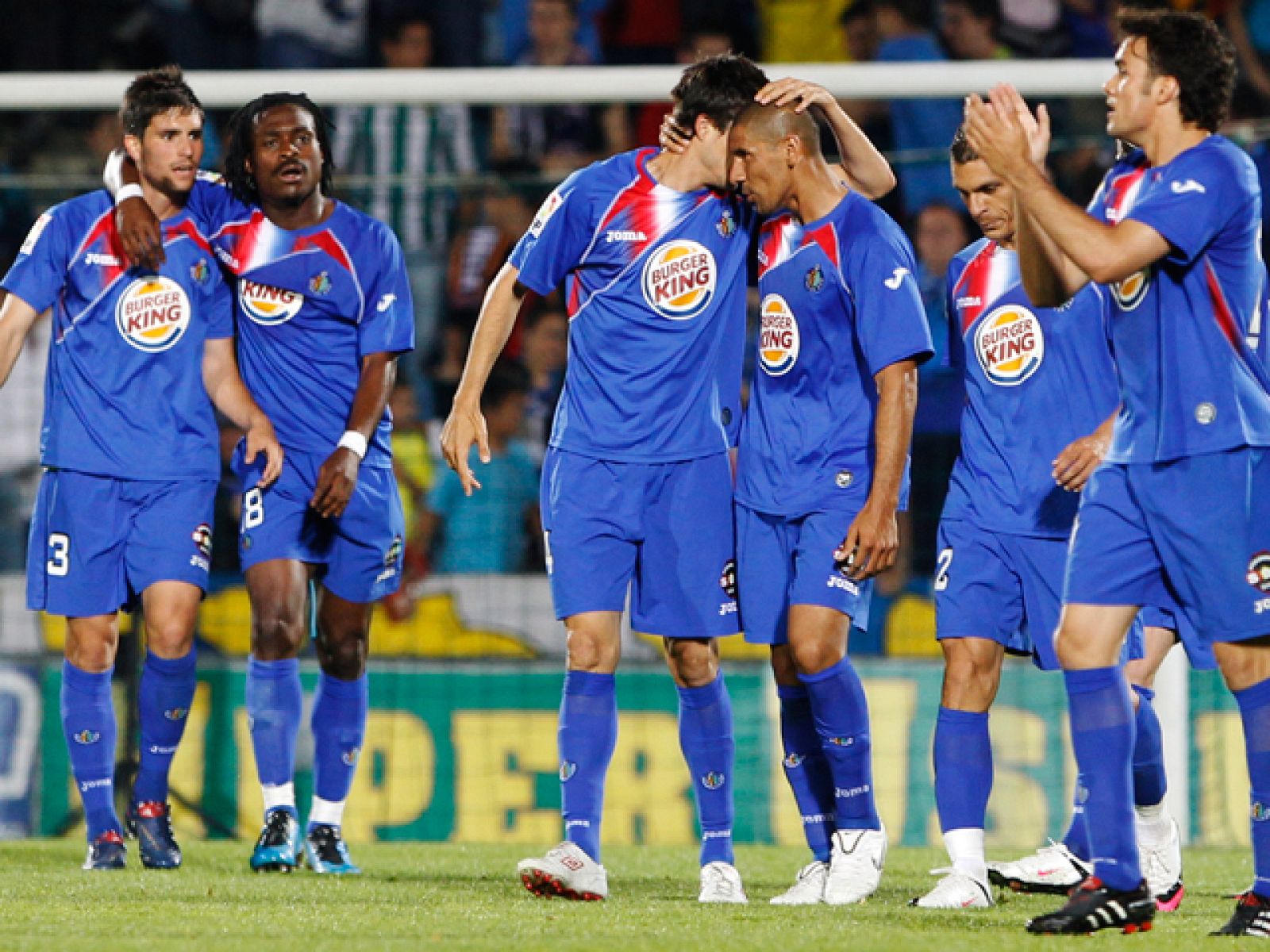 El Getafe CF arranca este jueves (21.00 horas) la temporada 2010-2011 con su encuentro de ida de los 'play-offs' de la tercera ronda de clasificación de la Liga Europa frente al APOEL Nicosia chipriota en el Coliseum Alfonso Pérez.El conjunto que preside Ángel Torres vuelve así a esta competición continental donde debutó hace dos años. Se trata de la segunda vez en la que el equipo azulón participa en torneo europeo.