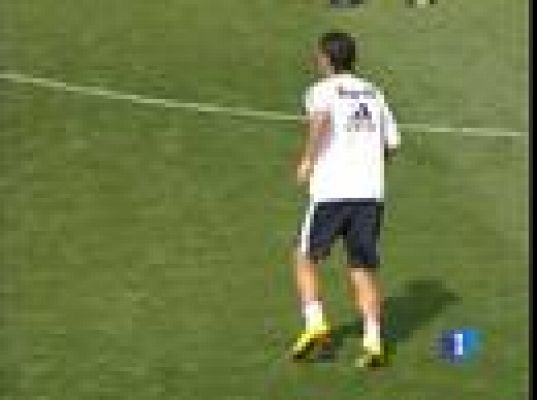 Özil ya se entrena de blanco