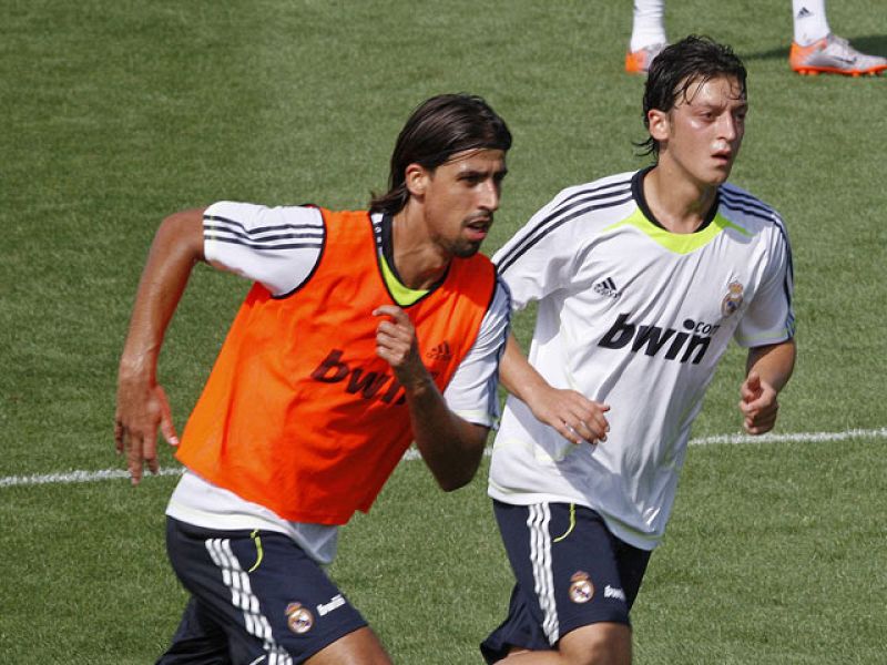 Özil ya se entrena de blanco