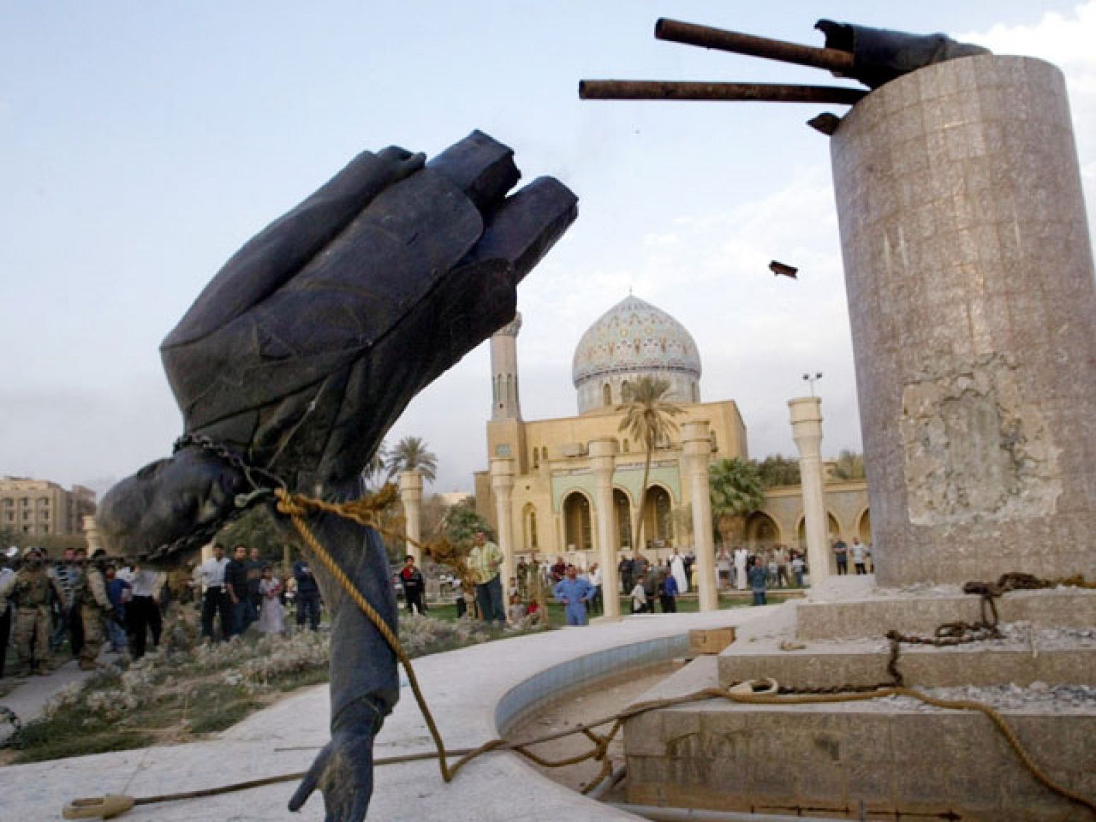 Sadam Husein y los miembros de su Gobierno abandonan Bagdad, donde entran las tropas estadounidenses tras 21 días de combate. Poco después, en una imagen que marca la guerra, el presidente Bush declara en un portaaviones que la misión está "cumplida"