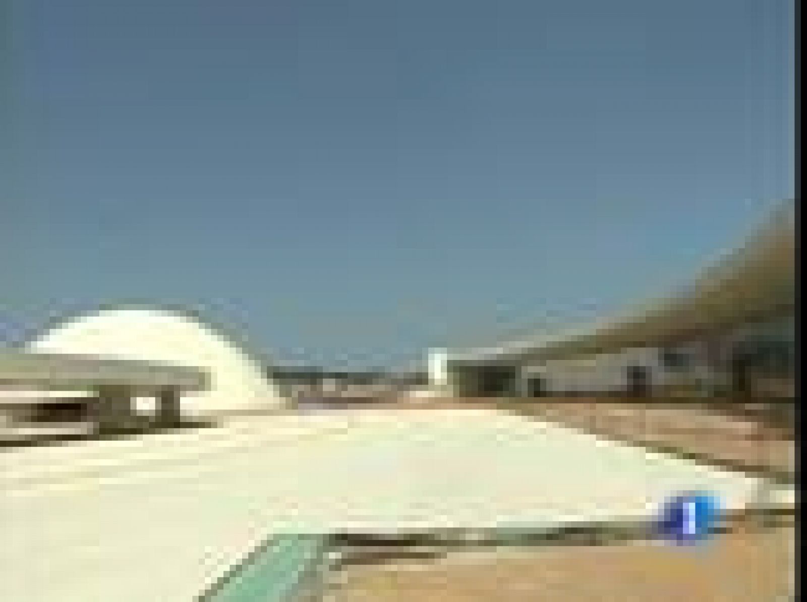 Jornada de puertas abiertas en el Centro Niemeyer de Avilés, en Asturias | Ver