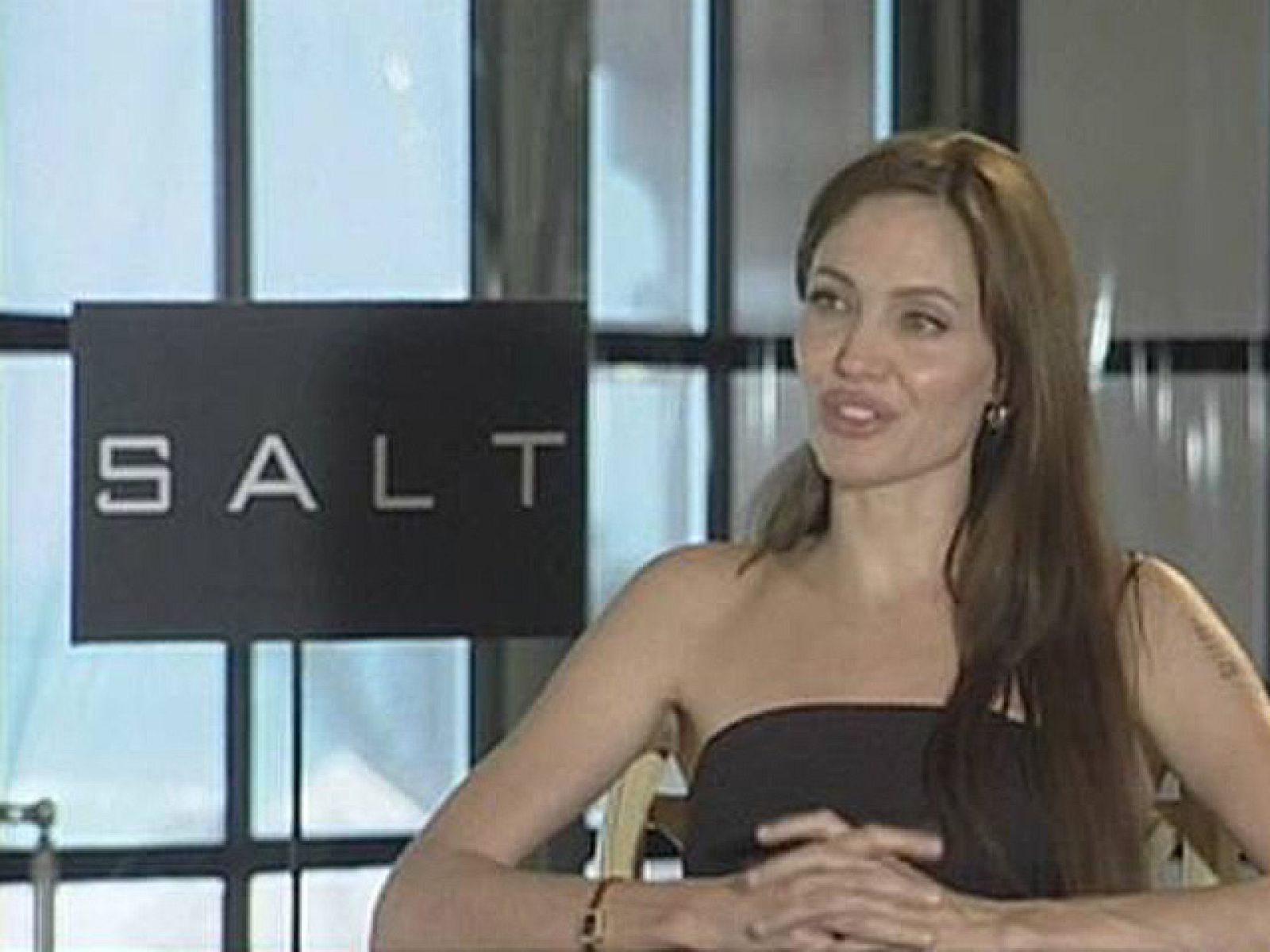 Anne Igartiburu ha entrevistado a Angelina Jolie en Cancún, donde la actriz  ha presentado su nueva película, 'Salt'.