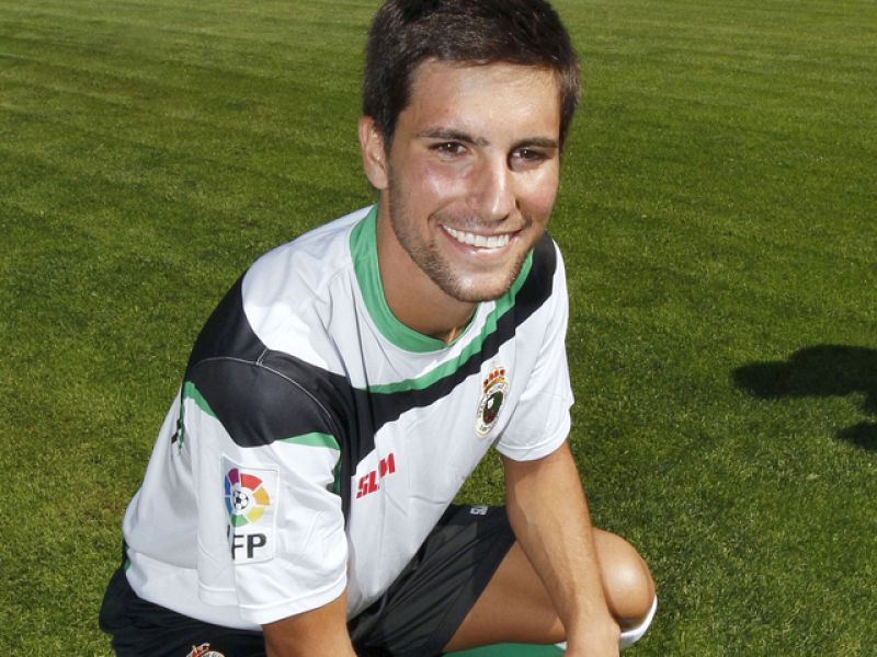 Adrián González, ex-jugador del Getafe, ha sido presentado hoy en Santander