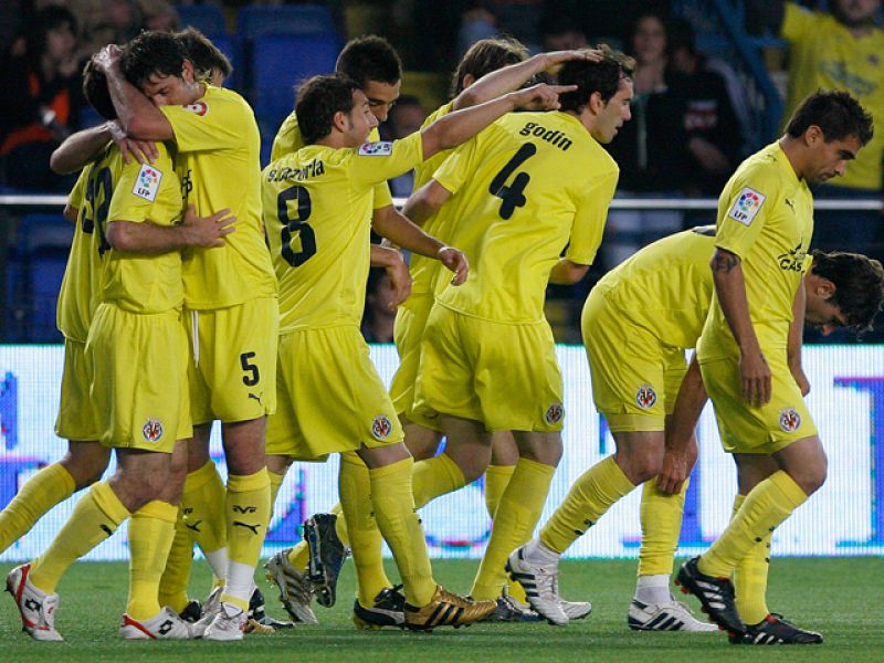  El Villarreal dejó sentenciado su pase a la fase de grupos de la Europa League tras golear en El Madrigal al débil Dnepr Mogilev bielorruso (5-0), un equipo semidesconocido, impotente para frenar el aluvión de fútbol que se le vino encima, rubricado