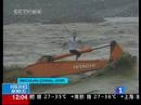  - Un tren cae a un río en China